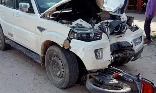 स्कॉर्पियो व बाइक की टक्कर में दो महिलाओं सहित चार की मौत स्कॉर्पियो व बाइक की टक्कर में दो महिलाओं सहित चार की मौत