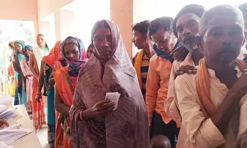 पंचायत चुनाव में मारपीट, हंगामा, दूसरे चरण का मतदान संपन्न, 55.02% हुई वोटिंग पंचायत चुनाव में मारपीट, हंगामा, दूसरे चरण का मतदान संपन्न, 55.02% हुई वोटिंग
