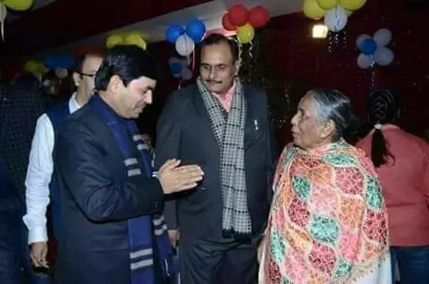 राज्य के उद्योग मंत्री सैय्यद शहनवाज हुसैन सृजन घोटाले के सुत्रधार विपिन शर्मा और स्व .मनोरमा देवी के साथ