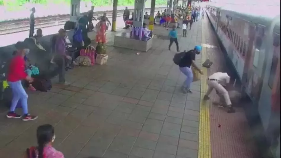 महिला ने चलती ट्रेन से कि उतरने की कोशिश, प्लेटफॉर्म में गिरी, कॉन्स्टेबल ने ऐसे बचाया