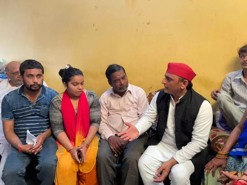 मनीष गुप्ता केस: परिजनों से मिले अखिलेश यादव, 20 लाख की मदद का ऐलान, बोले- योगीराज में पुलिस ले रही जान मनीष गुप्ता केस: परिजनों से मिले अखिलेश यादव, 20 लाख की मदद का ऐलान, बोले- योगीराज में पुलिस ले रही जान