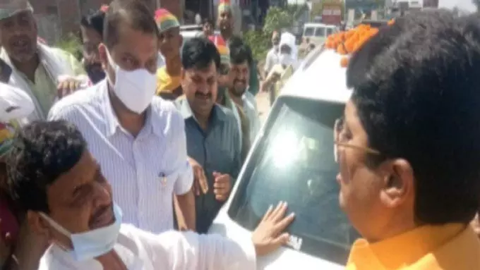 जब हाइवे पर राजा भैया और शिवपाल यादव हुए आमने सामने तो ... जब हाइवे पर राजा भैया और शिवपाल यादव हुए आमने सामने तो ...