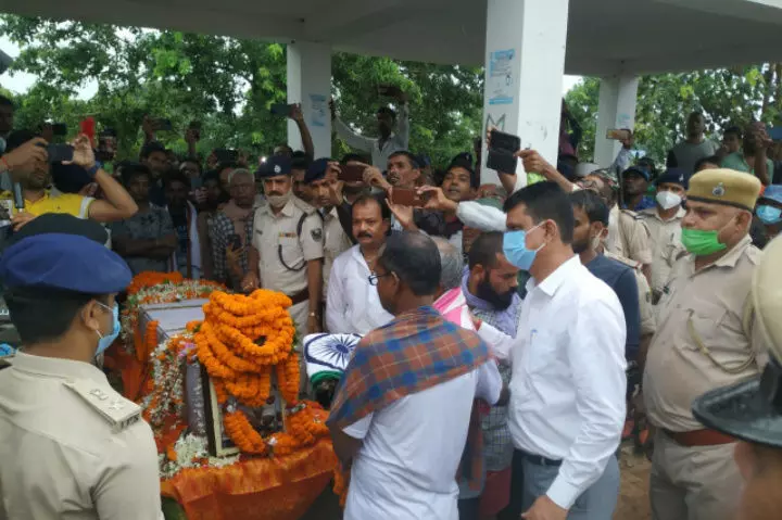 बिहार : उपमुख्यमंत्री ने लातेहार नक्सली हमले में शहीद डिप्टी कमांडेंट राजेश कुमार को दी श्रद्धांजलि
