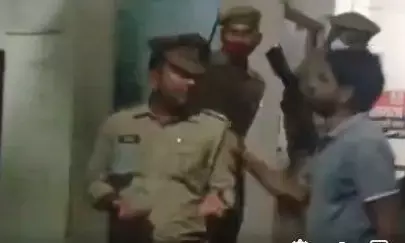 तो ये है यूपी में असली दबंगई का चेहरा, यादव जी को फार देंगे नेता जी....! तो ये है यूपी में असली दबंगई का चेहरा, यादव जी को फार देंगे नेता जी....!