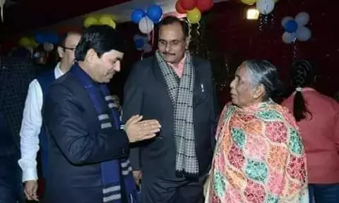 राज्य के उद्योग मंत्री सैय्यद शहनवाज हुसैन सृजन घोटाले के सुत्रधार विपिन शर्मा और स्व .मनोरमा देवी के साथ राज्य के उद्योग मंत्री सैय्यद शहनवाज हुसैन सृजन घोटाले के सुत्रधार विपिन शर्मा और स्व .मनोरमा देवी के साथ