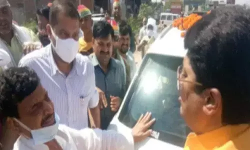 जब हाइवे पर राजा भैया और शिवपाल यादव हुए आमने सामने तो ... जब हाइवे पर राजा भैया और शिवपाल यादव हुए आमने सामने तो ...