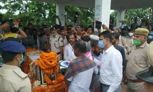 बिहार : उपमुख्यमंत्री ने लातेहार नक्सली हमले में शहीद डिप्टी कमांडेंट राजेश कुमार को दी श्रद्धांजलि बिहार : उपमुख्यमंत्री ने लातेहार नक्सली हमले में शहीद डिप्टी कमांडेंट राजेश कुमार को दी श्रद्धांजलि