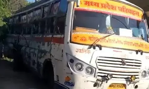 बस और कंटेनर में हुई भिड़ंत छह पुरुष एक महिला सहित सात लोगों की मौत बस और कंटेनर में हुई भिड़ंत छह पुरुष एक महिला सहित सात लोगों की मौत