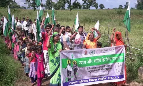 न्याय और शांति के लिए दसवें दिन भी जारी रही पदयात्रा, वर्तमान समय की जरूरत नहीं, मजबूरी है पलायन न्याय और शांति के लिए दसवें दिन भी जारी रही पदयात्रा, वर्तमान समय की जरूरत नहीं, मजबूरी है पलायन
