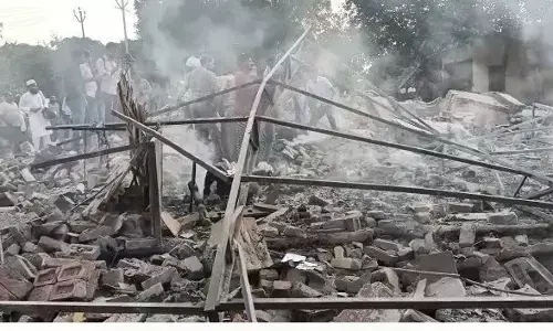 शामली के कैराना में पटाखा फैक्ट्री में विस्फोट, चार की मौत, डीएम एसपी मौके पर शामली के कैराना में पटाखा फैक्ट्री में विस्फोट, चार की मौत, डीएम एसपी मौके पर