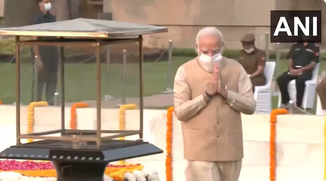 बापू की जयंती आज : राजघाट जाकर पीएम मोदी, सोनिया गांधी ने राष्ट्रपिता महात्मा गांधी को दी श्रद्धांजलि