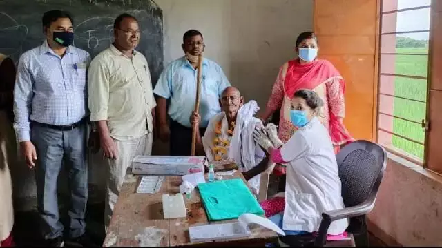 वैक्सीन लगवाने आये बुजुर्ग बन गये आकर्षण का केंद्र, सेटर पर जोखन राम ने लोगों से किया अपील वैक्सीन लगवाने आये बुजुर्ग बन गये आकर्षण का केंद्र, सेटर पर जोखन राम ने लोगों से किया अपील
