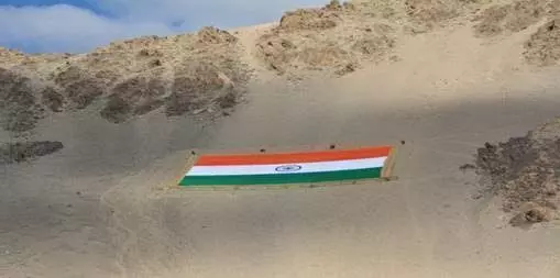 खादी ने लेह में विश्व का सबसे बड़ा खादी राष्ट्रीय ध्वज प्रदर्शित कर महात्मा गांधी को दी श्रद्धांजलि