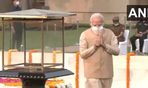 बापू की जयंती आज : राजघाट जाकर पीएम मोदी, सोनिया गांधी ने राष्ट्रपिता महात्मा गांधी को दी श्रद्धांजलि बापू की जयंती आज : राजघाट जाकर पीएम मोदी, सोनिया गांधी ने राष्ट्रपिता महात्मा गांधी को दी श्रद्धांजलि