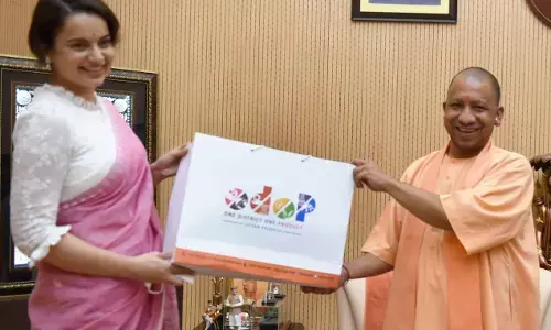 सीएम योगी आदित्यनाथ से मिलीं एक्ट्रेस कंगना रनौत, यूपी सरकार ने बनाया ODOP का ब्रांड एंबेसडर सीएम योगी आदित्यनाथ से मिलीं एक्ट्रेस कंगना रनौत, यूपी सरकार ने बनाया ODOP का ब्रांड एंबेसडर