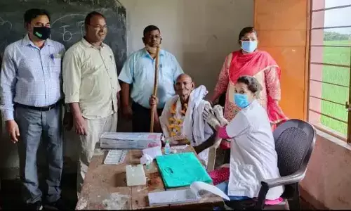 वैक्सीन लगवाने आये बुजुर्ग बन गये आकर्षण का केंद्र, सेटर पर जोखन राम ने लोगों से किया अपील