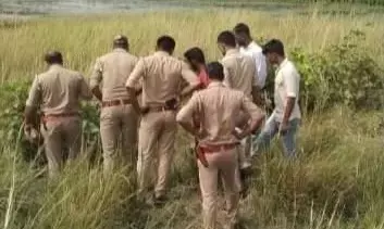 झाड़ी में अज्ञात व्यक्ति का मिला शव, नही हुई शिनाख्त