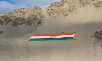 खादी ने लेह में विश्व का सबसे बड़ा खादी राष्ट्रीय ध्वज प्रदर्शित कर महात्मा गांधी को दी श्रद्धांजलि