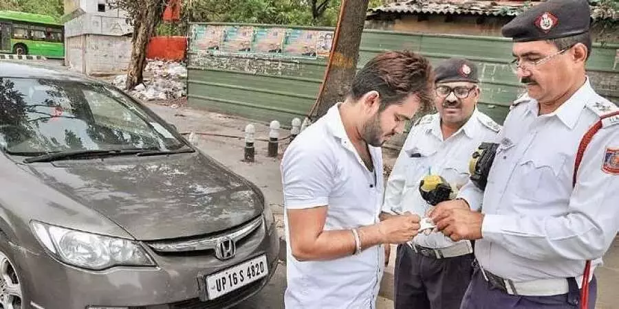 दिल्ली में मास्क न पहनने वाले 4 हजार से ज्यादा लोगो के कटे चालान दिल्ली में मास्क न पहनने वाले 4 हजार से ज्यादा लोगो के कटे चालान