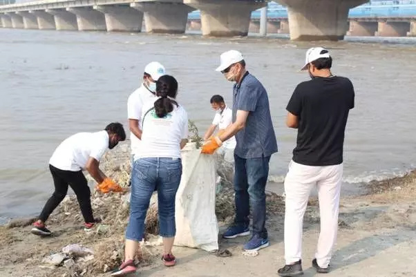 गांधी जयंती पर राष्ट्रीय स्वच्छ गंगा मिशन द्वारा यमुना घाट पर स्वच्छता अभियान का आयोजन किया गया