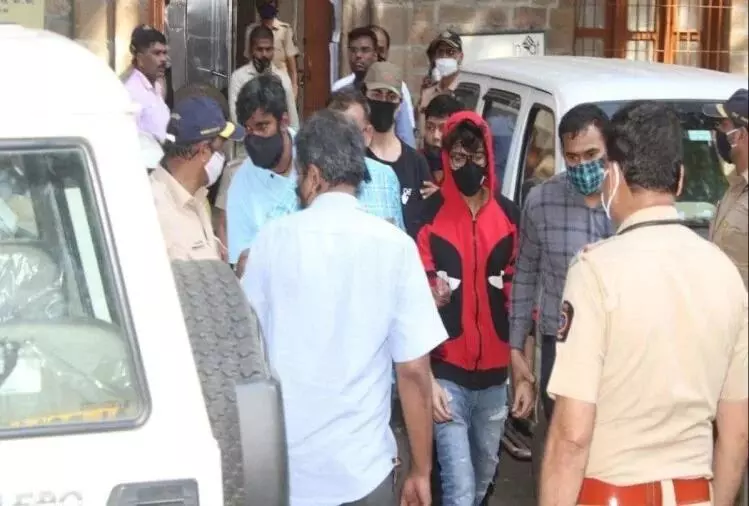 एनसीबी के सामने अपनी अकड़ दिखाने से बाज नहीं आया शाहरुख खान का बेटा, जब अधिकारियो ने दिखाया अपना असली रूप तो..... एनसीबी के सामने अपनी अकड़ दिखाने से बाज नहीं आया शाहरुख खान का बेटा, जब अधिकारियो ने दिखाया अपना असली रूप तो.....