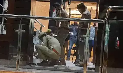 मनीष गुप्ता मर्डर केस: एसआईटी को होटल के कमरे में मिले खून के निशान, क्राइम सीन दोहराया मनीष गुप्ता मर्डर केस: एसआईटी को होटल के कमरे में मिले खून के निशान, क्राइम सीन दोहराया