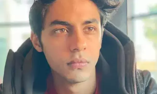 Mumbai Rave Party Aryan Khan: शाहरुख खान के बेटे आर्यन से पूछताछ, दिल्ली की तीन लड़कियों समेत आठ हिरासत में Mumbai Rave Party Aryan Khan: शाहरुख खान के बेटे आर्यन से पूछताछ, दिल्ली की तीन लड़कियों समेत आठ हिरासत में