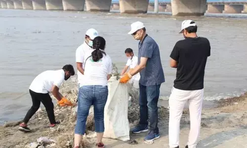 गांधी जयंती पर राष्ट्रीय स्वच्छ गंगा मिशन द्वारा यमुना घाट पर स्वच्छता अभियान का आयोजन