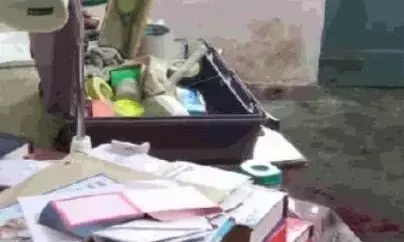 पिस्तौल से चली गोली, खून टेबल वाली कुर्सी से बहता हुआ कमरे के दरवाजे तक पहुंचा पिस्तौल से चली गोली, खून टेबल वाली कुर्सी से बहता हुआ कमरे के दरवाजे तक पहुंचा