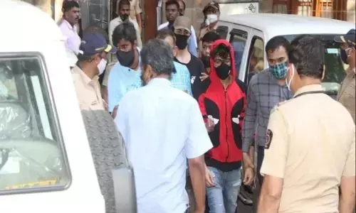 एनसीबी के सामने अपनी अकड़ दिखाने से बाज नहीं आया शाहरुख खान का बेटा, जब अधिकारियो ने दिखाया अपना असली रूप तो..... एनसीबी के सामने अपनी अकड़ दिखाने से बाज नहीं आया शाहरुख खान का बेटा, जब अधिकारियो ने दिखाया अपना असली रूप तो.....