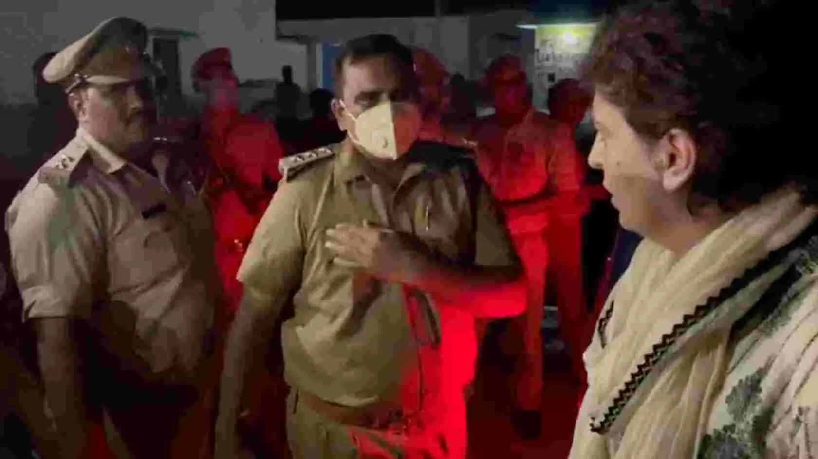 लखीमपुुर-खीरी कांड : प्रियंका गांधी व यूपी पुलिस के बीच तीखी नौंक-झौंक, हिरासत में प्रियंका गांधी लखीमपुुर-खीरी कांड : प्रियंका गांधी व यूपी पुलिस के बीच तीखी नौंक-झौंक, हिरासत में प्रियंका गांधी
