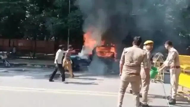 लखीमपुर हिंसा की आग, लखनऊ में फूंकी गई पुलिस की जीप, प्रियंका अखिलेश समेत विपक्ष के कई नेता गिरफ्तार