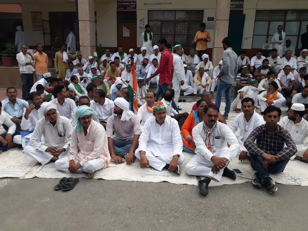 यूपी : लखीमपुर-खीरी में बीजेपी नेता के द्वारा किसानों की निर्मम हत्या के विरोध में जनपद शामली में कांग्रेस का धरना प्रदर्शन