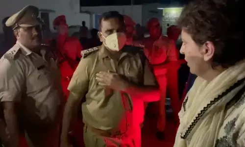 लखीमपुुर-खीरी कांड : प्रियंका गांधी व यूपी पुलिस के बीच तीखी नौंक-झौंक, हिरासत में प्रियंका गांधी लखीमपुुर-खीरी कांड : प्रियंका गांधी व यूपी पुलिस के बीच तीखी नौंक-झौंक, हिरासत में प्रियंका गांधी