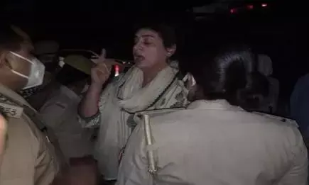 Lakhimpur Kheri live updates: рдпреВрдкреА рдкреБрд▓рд┐рд╕ рдкрд░ рдЧрд░рдЬреАрдВ рдкреНрд░рд┐рдпрдВрдХрд╛ рдЧрд╛рдВрдзреА, рдХрд╣рд╛- рдЫреВ рдХрд░ рджреЗрдЦреЛ рдореБрдЭреЗ...рдЕрдкрдиреЗ рдЕрдлрд╕рд░реЛрдВ-рдордВрддреНрд░рд┐рдпреЛрдВ рд╕реЗ рдЬрд╛рдХрд░ рд╡рд╛рд░рдВрдЯ рд▓рд╛рдУ Lakhimpur Kheri live updates: рдпреВрдкреА рдкреБрд▓рд┐рд╕ рдкрд░ рдЧрд░рдЬреАрдВ рдкреНрд░рд┐рдпрдВрдХрд╛ рдЧрд╛рдВрдзреА, рдХрд╣рд╛- рдЫреВ рдХрд░ рджреЗрдЦреЛ рдореБрдЭреЗ...рдЕрдкрдиреЗ рдЕрдлрд╕рд░реЛрдВ-рдордВрддреНрд░рд┐рдпреЛрдВ рд╕реЗ рдЬрд╛рдХрд░ рд╡рд╛рд░рдВрдЯ рд▓рд╛рдУ
