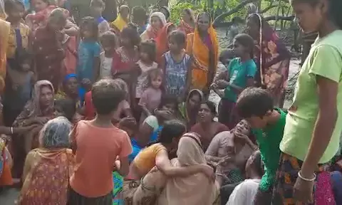मिट्टी का घर गिरने से 6 दबे,3 की मौत मिट्टी का घर गिरने से 6 दबे,3 की मौत
