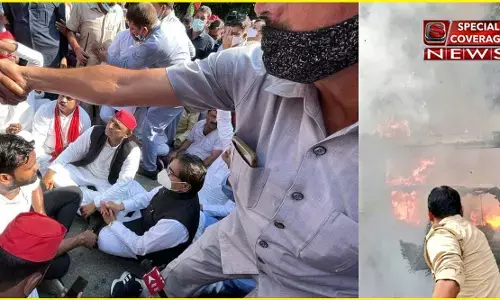 लखीमपुर खीरी जाने से रोका तो घर के बाहर ही बैठे अखिलेश यादव, घर के बाहर पुलिस की गाड़ी में लगाई आग लखीमपुर खीरी जाने से रोका तो घर के बाहर ही बैठे अखिलेश यादव, घर के बाहर पुलिस की गाड़ी में लगाई आग