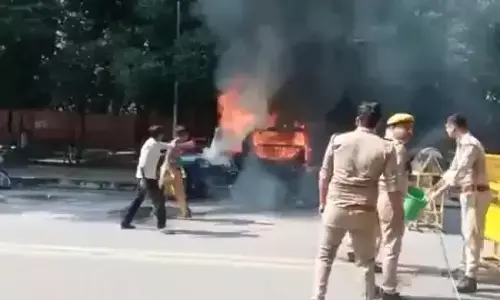 लखीमपुर हिंसा की आग, लखनऊ में फूंकी गई पुलिस की जीप, प्रियंका अखिलेश समेत विपक्ष के कई नेता गिरफ्तार लखीमपुर हिंसा की आग, लखनऊ में फूंकी गई पुलिस की जीप, प्रियंका अखिलेश समेत विपक्ष के कई नेता गिरफ्तार