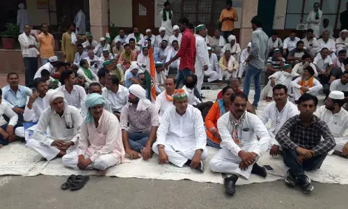 यूपी : लखीमपुर-खीरी में बीजेपी नेता के द्वारा किसानों की निर्मम हत्या के विरोध में जनपद शामली में कांग्रेस का धरना प्रदर्शन यूपी : लखीमपुर-खीरी में बीजेपी नेता के द्वारा किसानों की निर्मम हत्या के विरोध में जनपद शामली में कांग्रेस का धरना प्रदर्शन