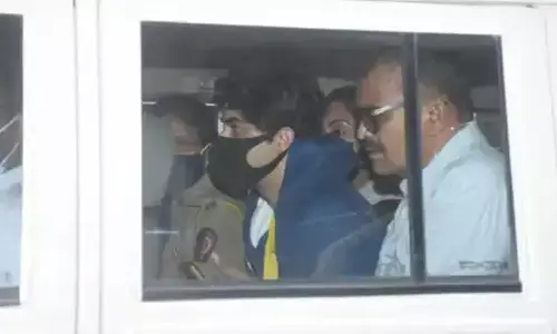 कोर्ट में चल रही आर्यन खान समेत सभी आरोपियों की पेशी, एनसीबी ने रखी अपनी दलील कोर्ट में चल रही आर्यन खान समेत सभी आरोपियों की पेशी, एनसीबी ने रखी अपनी दलील