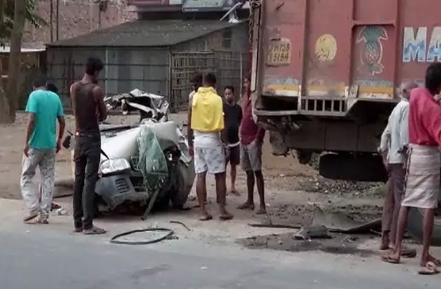 सड॔क हादसे में तीन की मौत सड॔क हादसे में तीन की मौत