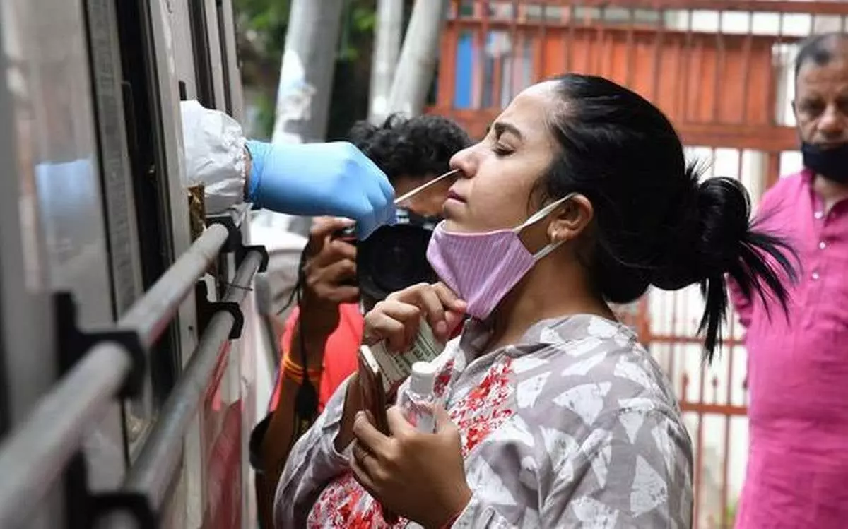 कोरोना अपडेट :  तीसरी लहर की आशंका के बीच कोरोना की रफ्तार हुई धीमी, देश में बीते 24 घंटों में आए 18,346 नए मामले