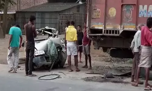 सड॔क हादसे में तीन की मौत