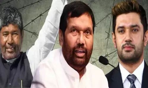रामविलास पासवान की पार्टी दो टुकड़ो में बटी, आयोग ने चुनाव चिह्न और नाम भी बदले रामविलास पासवान की पार्टी दो टुकड़ो में बटी, आयोग ने चुनाव चिह्न और नाम भी बदले