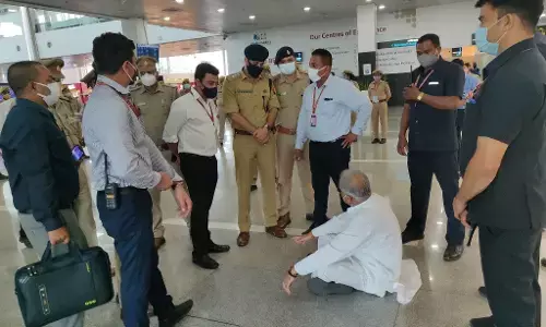 लखनऊ एयरपोर्ट पर रोके गए छत्तीसगढ़ के सीएम भूपेश बघेल, धरने पर बैठे, लखीमपुर खीरी पर सियासी बवाल जारी लखनऊ एयरपोर्ट पर रोके गए छत्तीसगढ़ के सीएम भूपेश बघेल, धरने पर बैठे, लखीमपुर खीरी पर सियासी बवाल जारी