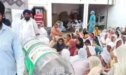 Lakhimpur Kheri Live Updates: рд░рд╛рдХреЗрд╢ рдЯрд┐рдХреИрдд рдХреЗ рд╕рдордЭрд╛рдиреЗ рдкрд░ рдкрд░рд┐рд╡рд╛рд░ рдХрд┐рд╕рд╛рдиреЛрдВ рдХрд╛ рдЕрдВрддрд┐рдо рд╕рдВрд╕реНрдХрд╛рд░ рдХрд░рдиреЗ рдХреЛ рддреИрдпрд╛рд░ Lakhimpur Kheri Live Updates: рд░рд╛рдХреЗрд╢ рдЯрд┐рдХреИрдд рдХреЗ рд╕рдордЭрд╛рдиреЗ рдкрд░ рдкрд░рд┐рд╡рд╛рд░ рдХрд┐рд╕рд╛рдиреЛрдВ рдХрд╛ рдЕрдВрддрд┐рдо рд╕рдВрд╕реНрдХрд╛рд░ рдХрд░рдиреЗ рдХреЛ рддреИрдпрд╛рд░