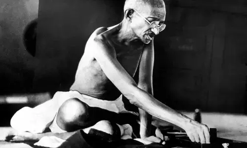 गांधी आज की आवश्यकता है