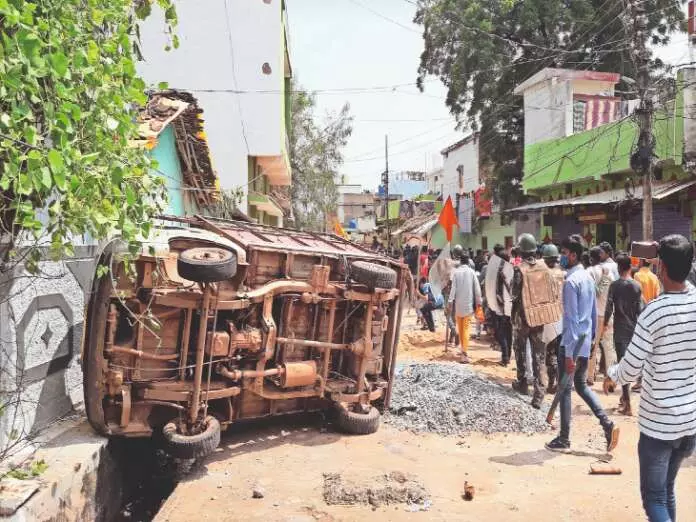 इस शहर में 100 गाड़ियां तोड़ीं, घंटों मचाया उत्पात