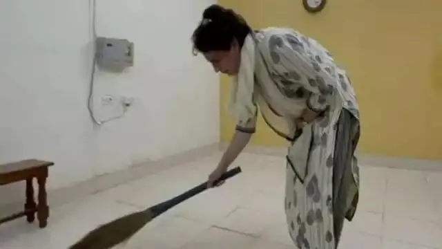 प्रियंका को कमरे में क्‍यों करनी पड़ी सफाई, झाड़ू लगाते वीडियो बनाने वाला शख्स का नाम आया सामने, हो रही जांच