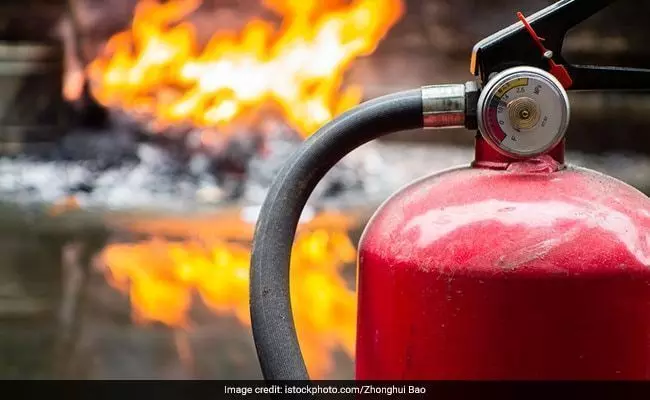 दिल्ली में गैस रिसाव के कारण लगी आग से महिला समेत 2 बच्चों की मौत